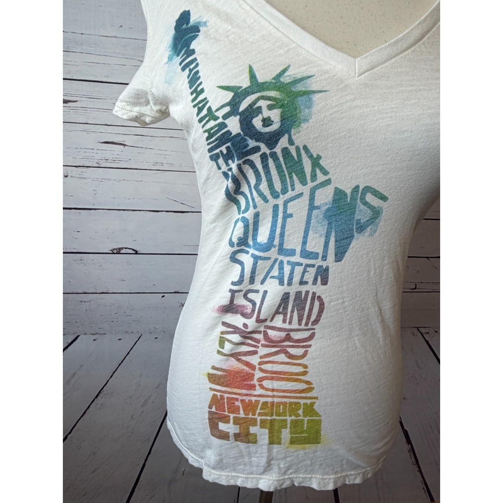 American eagle Tee shirt size Medium Womens T-Shirt NYC Statue of Liberty Vneck